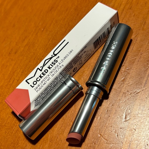 MAC Locked Kiss 24 HR Lipstick - Picture 4 of 16
